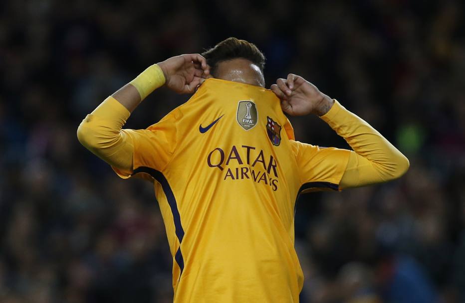 Chi c&#39; dietro la maglia? Neymar, deluso per un&#39;occasione sprecata. Reuters